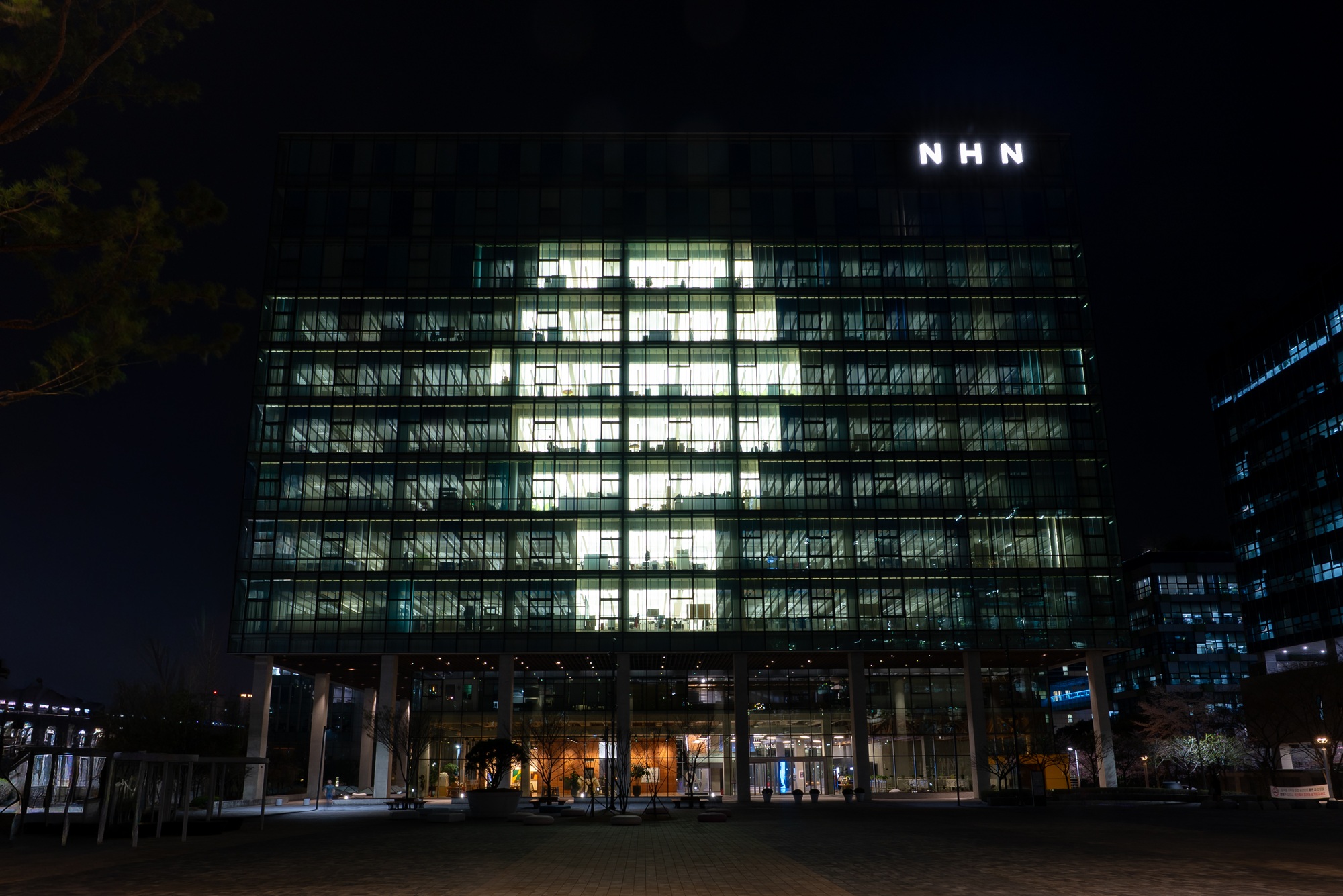 NHN, ‘세계 자폐인의 날’ 맞아 사옥 활용해 초대형 전구 불빛 밝혀